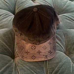 Louis Vuitton men black hats “slight deficit”